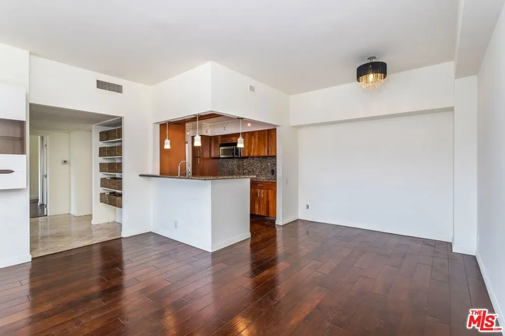 7135 Hollywood Boulevard #606 Los Angeles, CA 90046