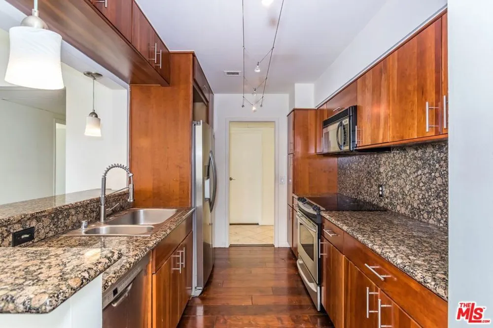 7135 Hollywood Boulevard #606 Los Angeles, CA 90046