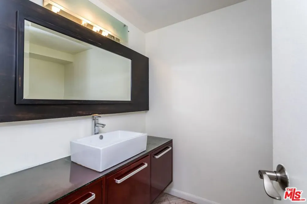 7135 Hollywood Boulevard #606 Los Angeles, CA 90046