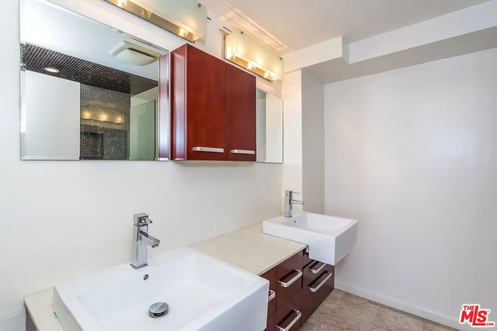 7135 Hollywood Boulevard #606 Los Angeles, CA 90046