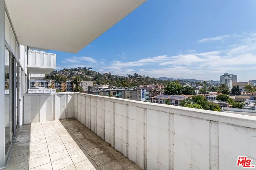 7135 Hollywood Boulevard #606 Los Angeles, CA 90046