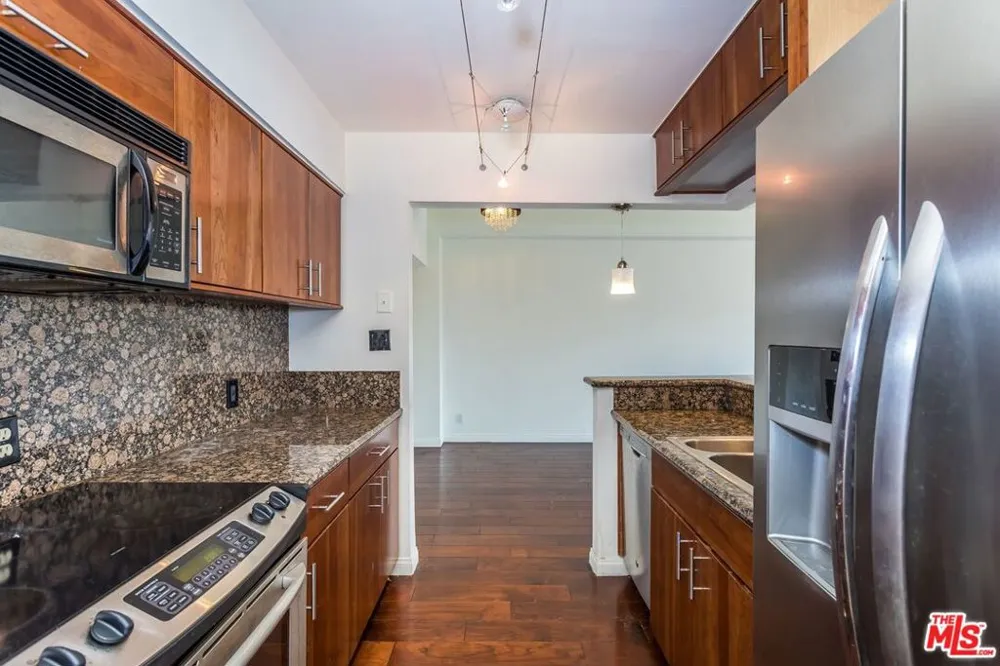 7135 Hollywood Boulevard #606 Los Angeles, CA 90046