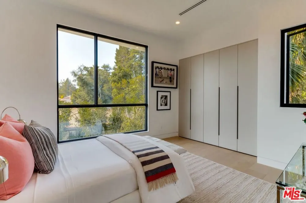 12119 Travis Street Los Angeles, CA 90049