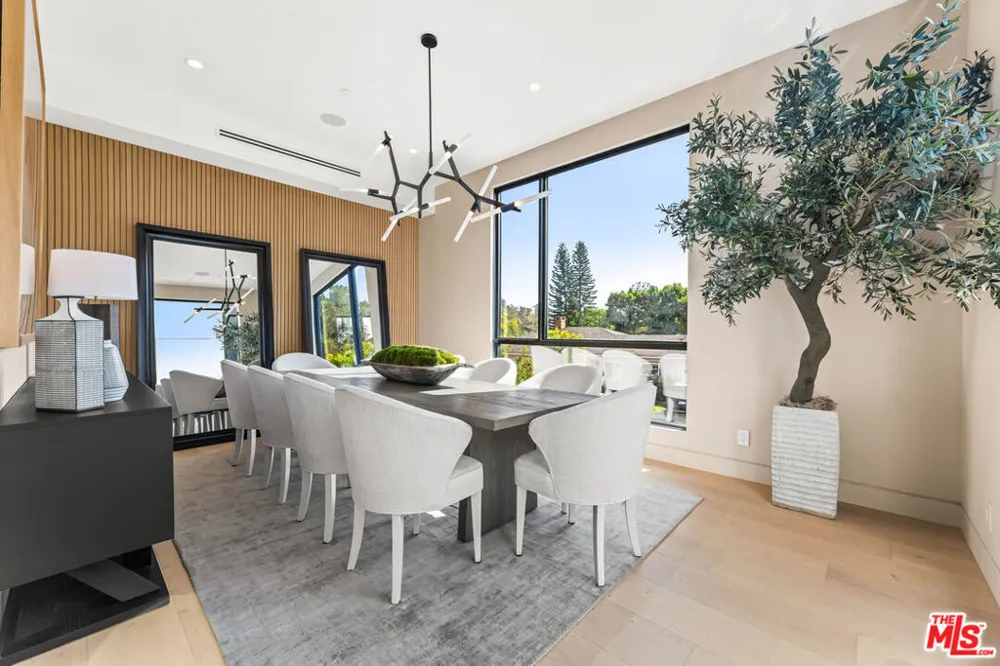 12119 Travis Street Los Angeles, CA 90049
