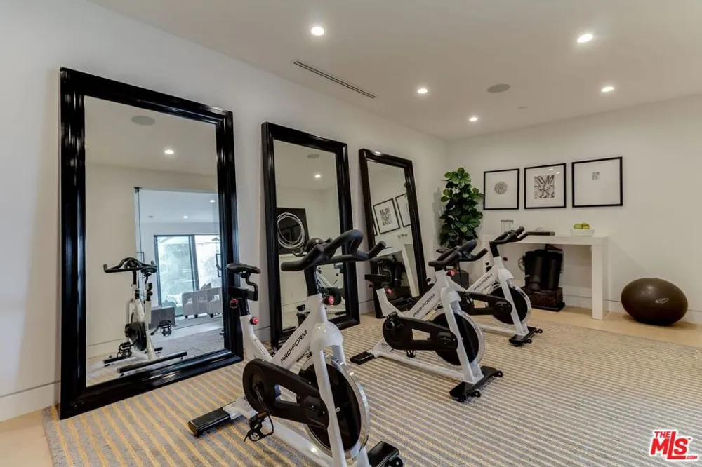 12119 Travis Street Los Angeles, CA 90049