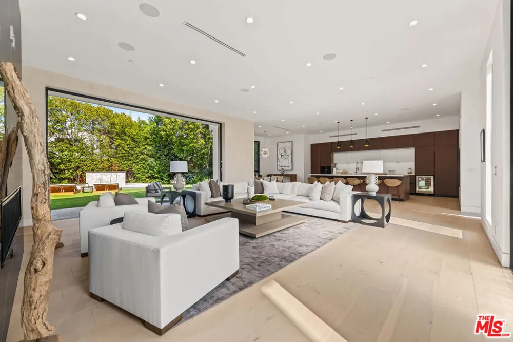 12119 Travis Street Los Angeles, CA 90049