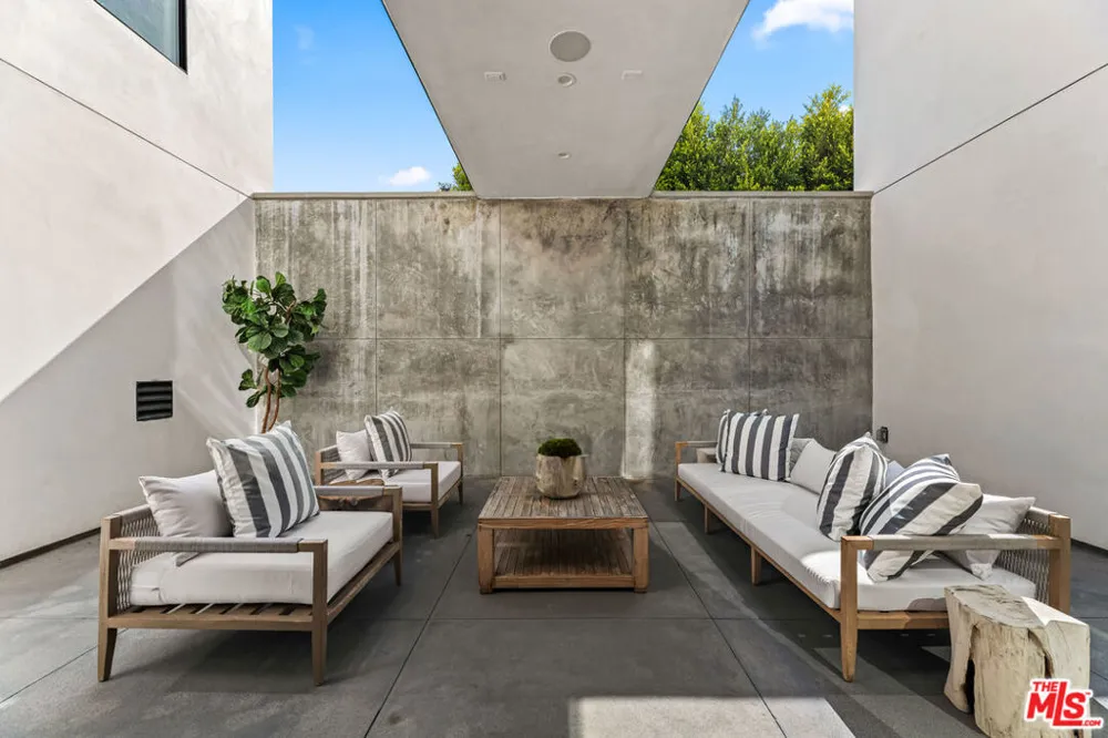 12119 Travis Street Los Angeles, CA 90049