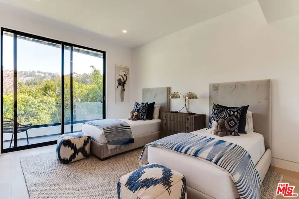 12119 Travis Street Los Angeles, CA 90049