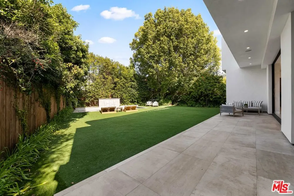 12119 Travis Street Los Angeles, CA 90049