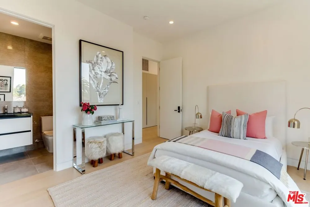 12119 Travis Street Los Angeles, CA 90049