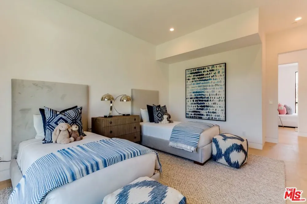 12119 Travis Street Los Angeles, CA 90049