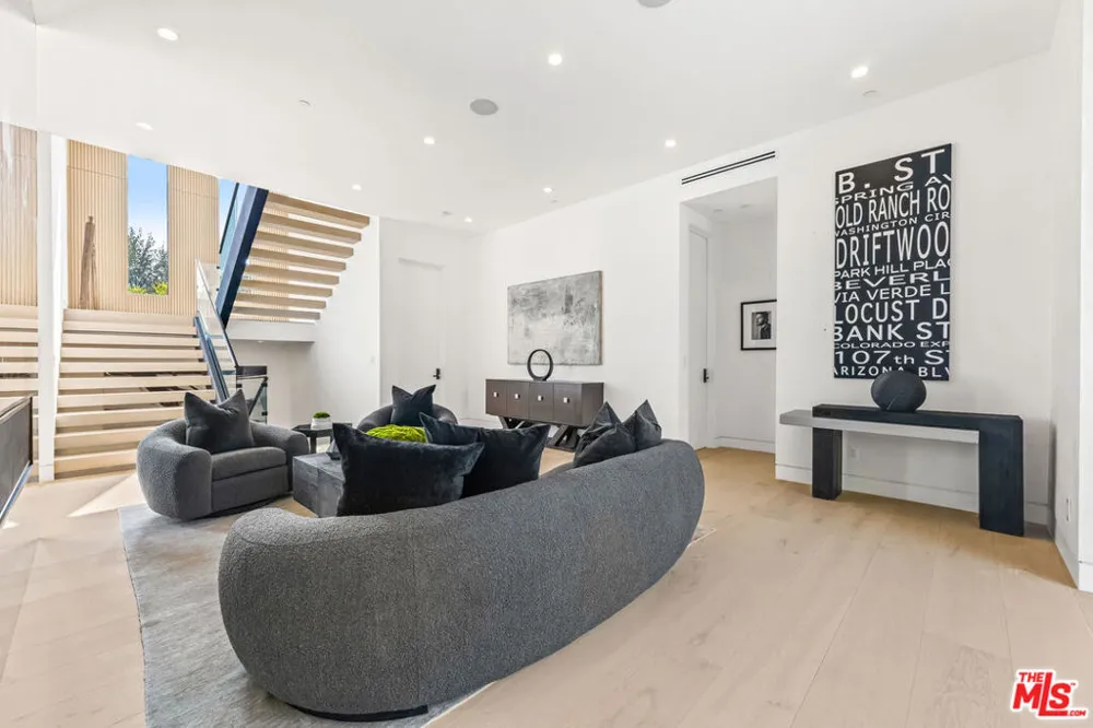 12119 Travis Street Los Angeles, CA 90049