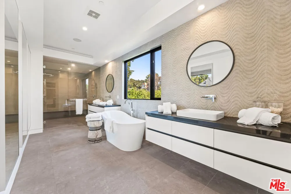 12119 Travis Street Los Angeles, CA 90049