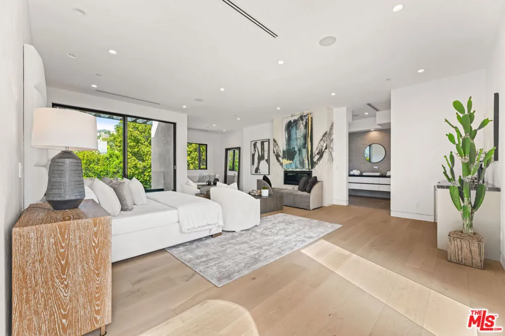 12119 Travis Street Los Angeles, CA 90049