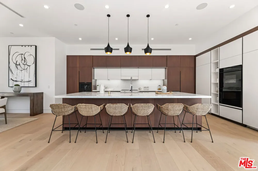 12119 Travis Street Los Angeles, CA 90049