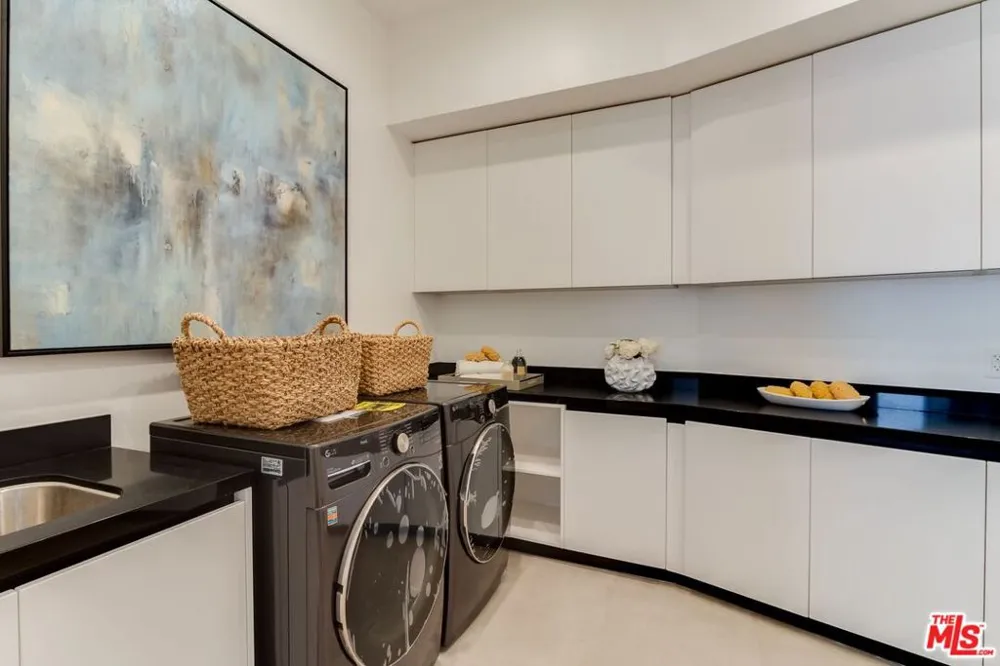 12119 Travis Street Los Angeles, CA 90049