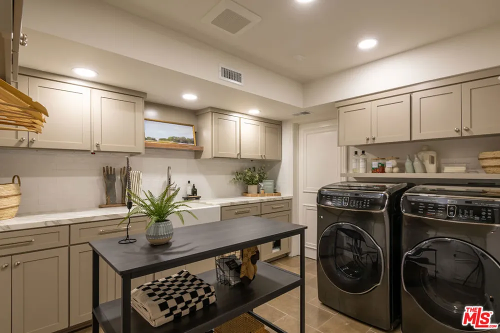 12047 Summit Circle Beverly Hills, CA 90210