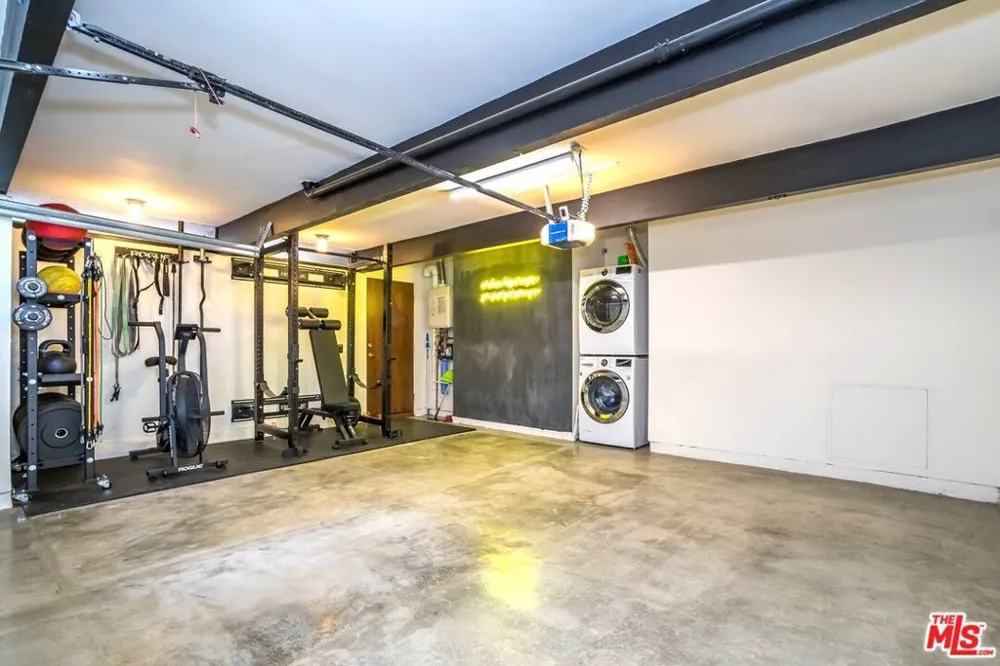 6826 Iris Circle Los Angeles, CA 90068