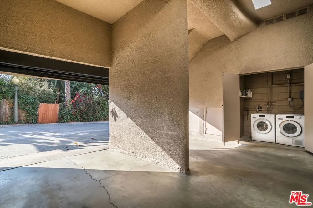 6826 Iris Circle Los Angeles, CA 90068