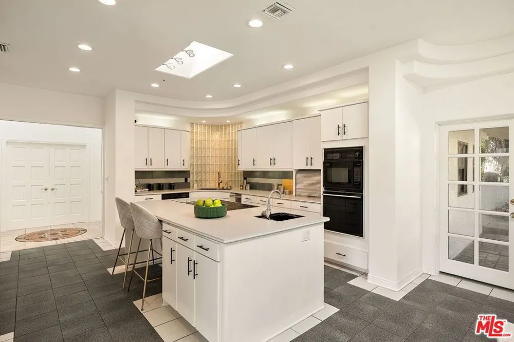 283 Lake Sherwood Drive Lake Sherwood, CA 91361