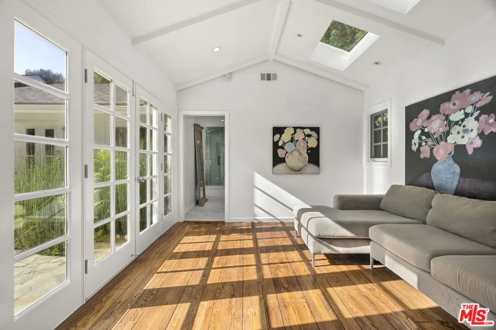 2761 Hutton Drive Beverly Hills, CA 90210
