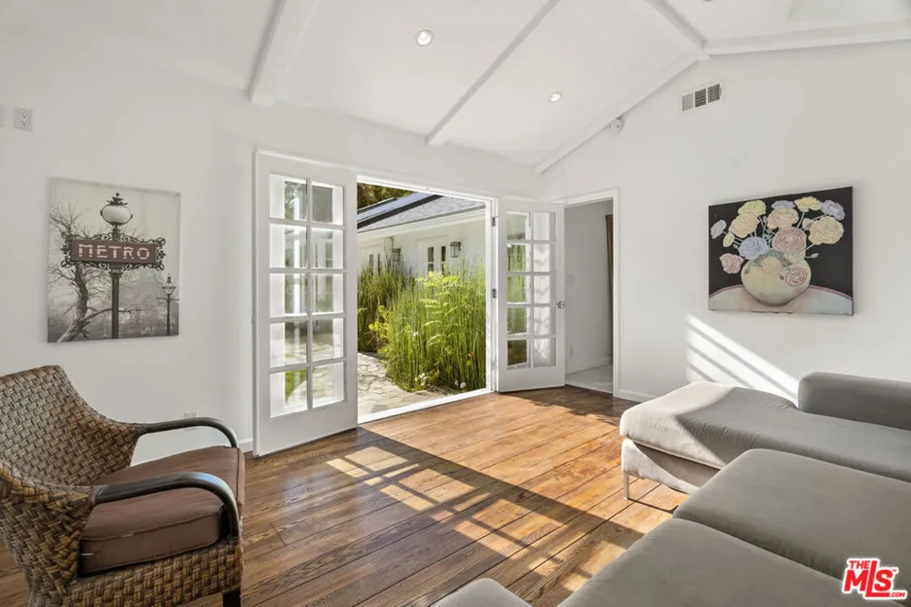 2761 Hutton Drive Beverly Hills, CA 90210