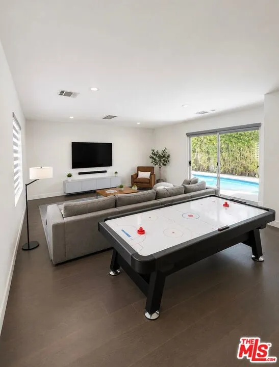 12041 Huston Street Valley Village, CA 91607