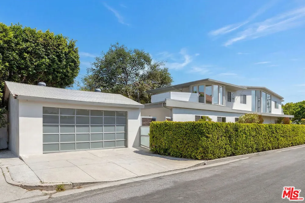 12041 Huston Street Valley Village, CA 91607