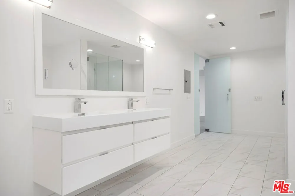 12041 Huston Street Valley Village, CA 91607