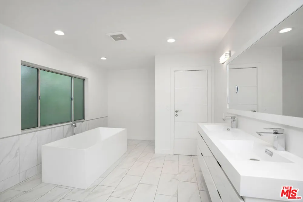 12041 Huston Street Valley Village, CA 91607