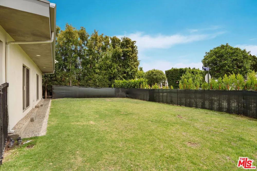 12041 Huston Street Valley Village, CA 91607