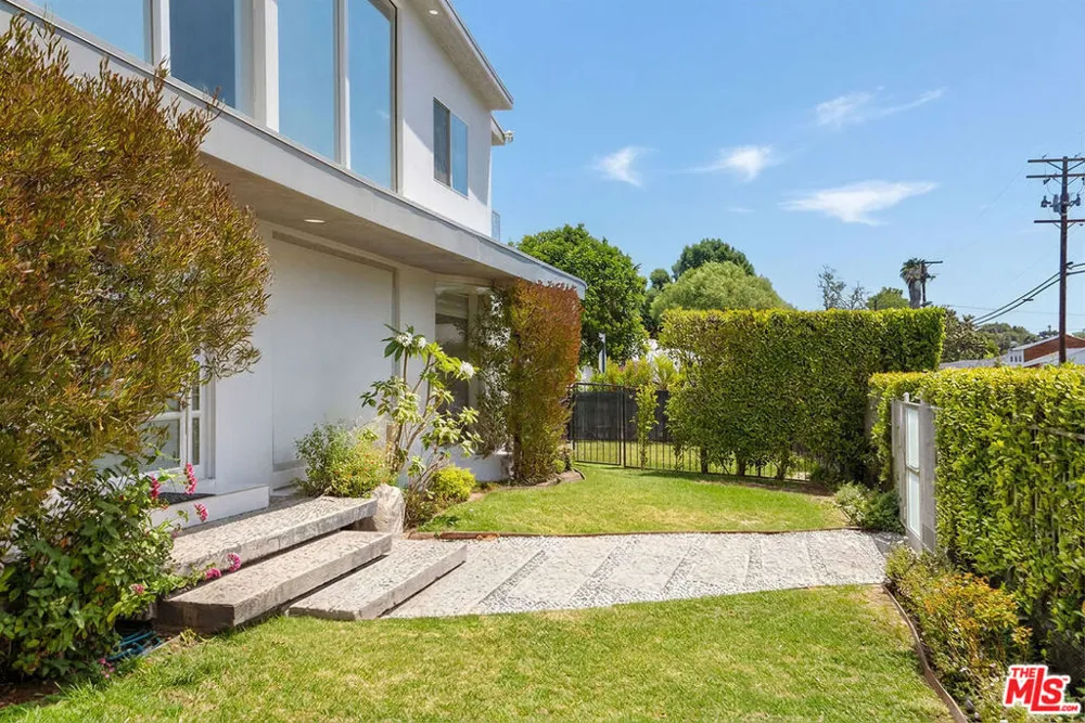 12041 Huston Street Valley Village, CA 91607