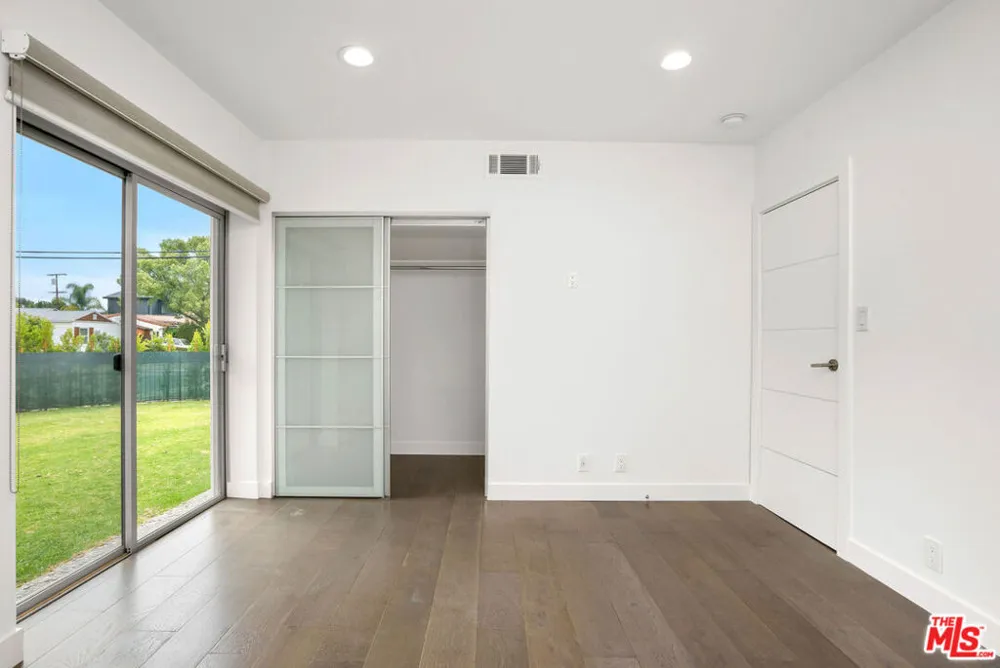 12041 Huston Street Valley Village, CA 91607