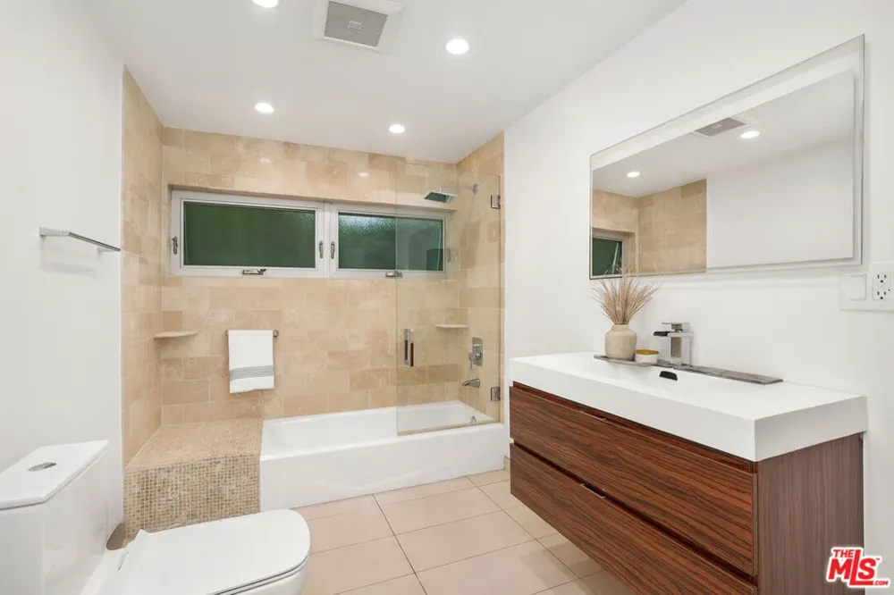 12041 Huston Street Valley Village, CA 91607