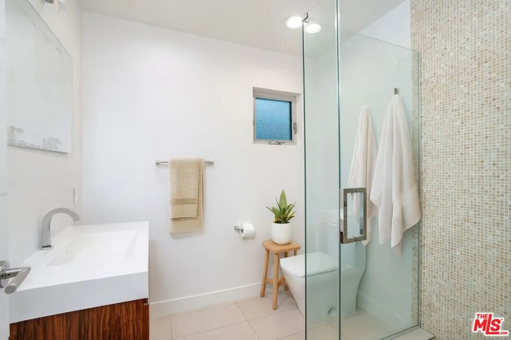 12041 Huston Street Valley Village, CA 91607