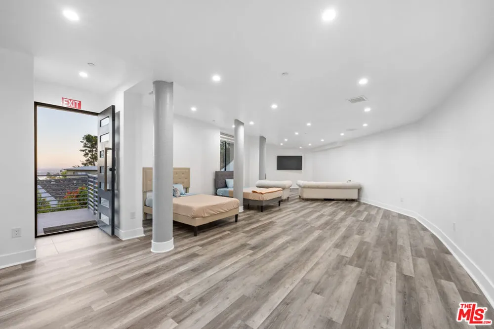 6181 Temple Hill Drive Los Angeles, CA 90068