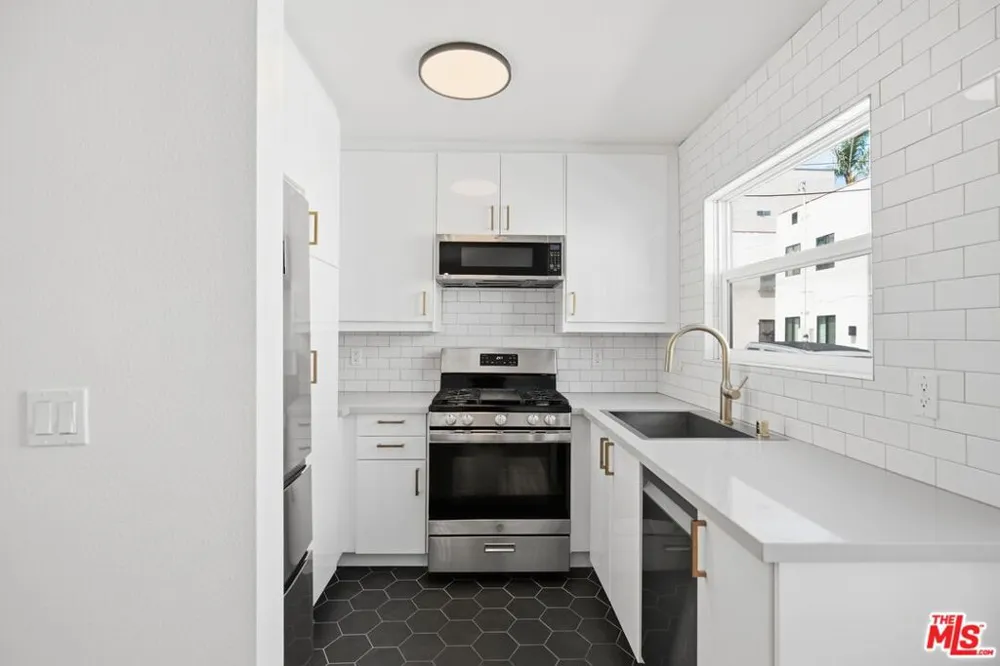 3611 W 4th Street Los Angeles, CA 90020