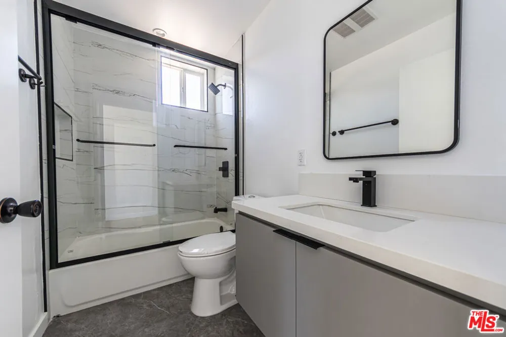 6702 Balboa Boulevard #A Van Nuys, CA 91406