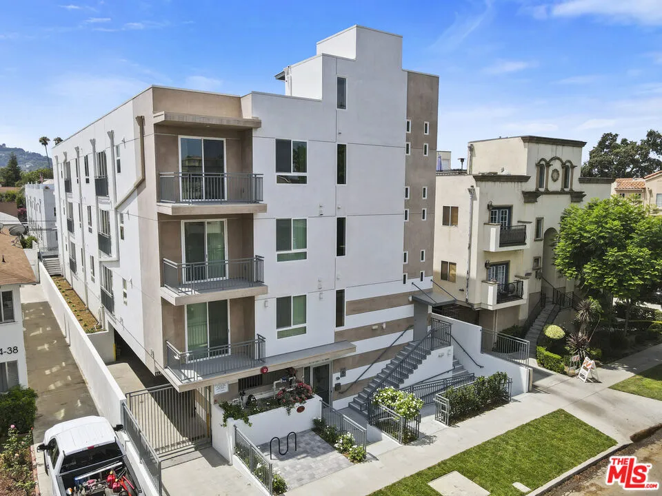 11042 La Maida Street #203 North Hollywood, CA 91601