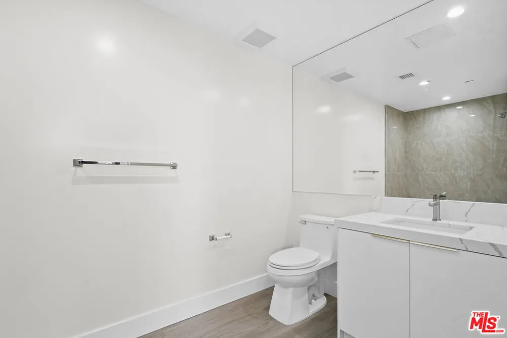 11042 La Maida Street #203 North Hollywood, CA 91601
