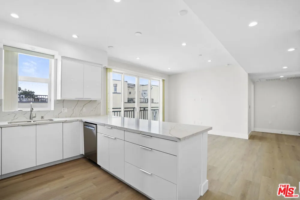 11042 La Maida Street #203 North Hollywood, CA 91601
