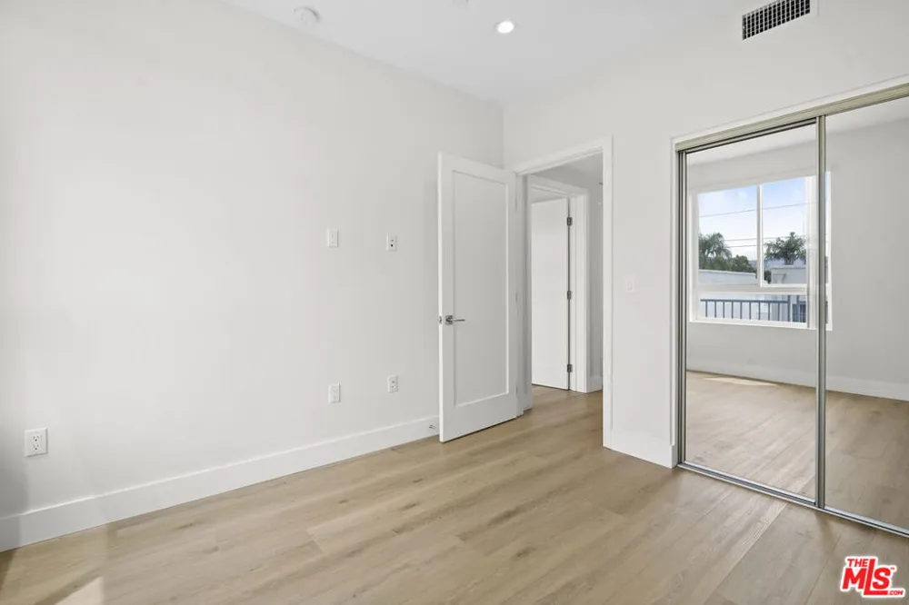 11042 La Maida Street #203 North Hollywood, CA 91601