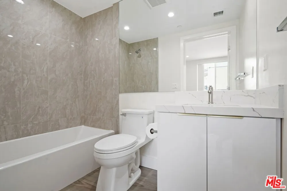 11042 La Maida Street #203 North Hollywood, CA 91601
