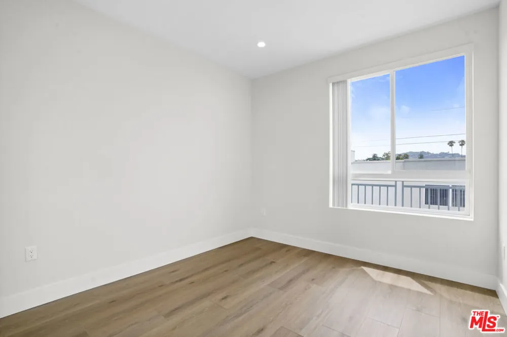11042 La Maida Street #203 North Hollywood, CA 91601