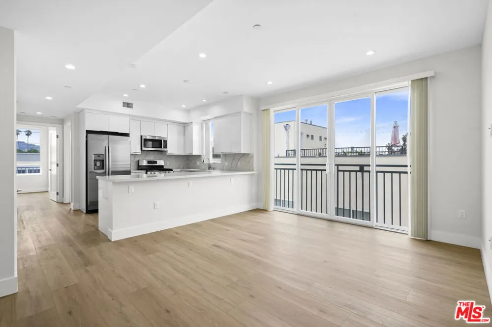 11042 La Maida Street #203 North Hollywood, CA 91601