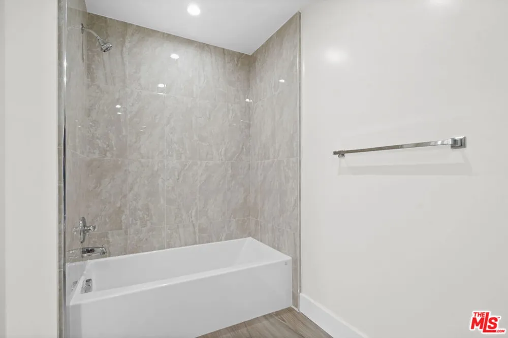 11042 La Maida Street #203 North Hollywood, CA 91601