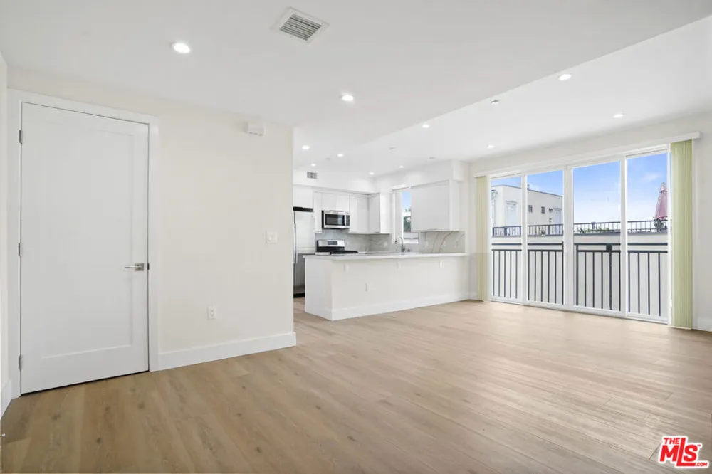 11042 La Maida Street #203 North Hollywood, CA 91601