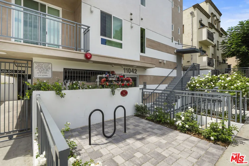 11042 La Maida Street #203 North Hollywood, CA 91601