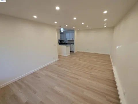 1126 Cherry Ave #128