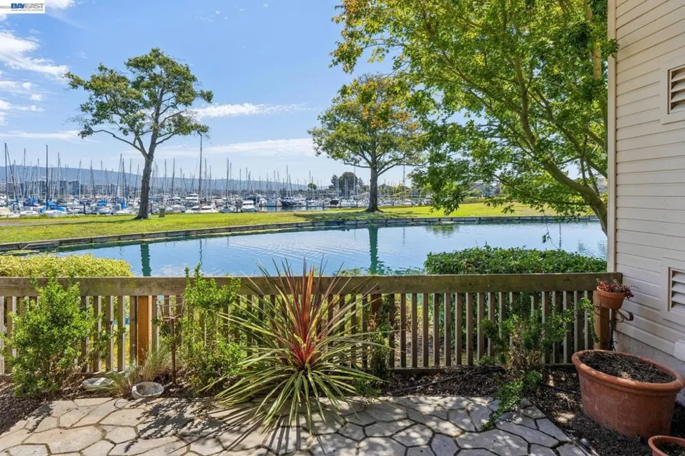 48 Invincible Ct #F19 Alameda, CA 94501